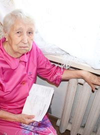 Seniorka drží účet za teplo