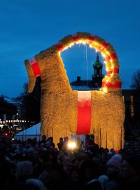 Švédské město Gävle každý rok umístí na centrální náměstí jako součást vánoční výzdoby velkou slaměnou kozu