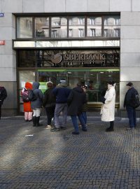 Když na začátku roku ruská banka zkrachovala, lidé se marně snažili dostat ke svým úsporám. Obce a kraje v ní mají zablokované miliardy