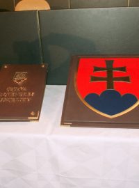 Pohled na státní symboly Slovenské republiky (SR) během slavnostního zasedání Národní rady SR v Bratislavě 2. ledna 1993