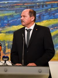 Bývalý premiér a šéf hnutí ANO Andrej Babiš s tehdejším ministere zemědělství Jiřím Milkem (za ANO) na tiskové konferenci v roce 2017