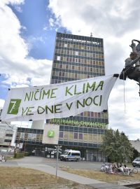Elektrárna Chvaletice je častým cílem protestních akcí klimatických aktivistů
