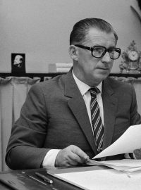 Lubomír Štrougal, tehdy předseda vlády ČSSR, ve své pracovně v říjnu 1984