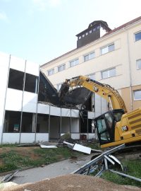 Bourání budovy základní školy v Blansku, která obsahovala zdraví nebezpečný materiál