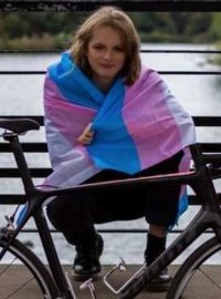 Transgender cyklistka Emily Bridgesová