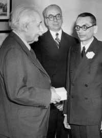 Albert Einstein (v popředí) s Kurtem Gödelem (uprostřed). Na snímku je také vědec Julian Schwinger (vpravo) a filantrop Lewis L. Strauss