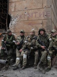 Ruští vojáci v dobytém Mariupolu