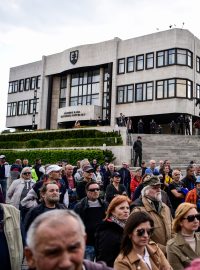Demonstrace na podporu Roberta Fica před Národní radou Slovenské republiky