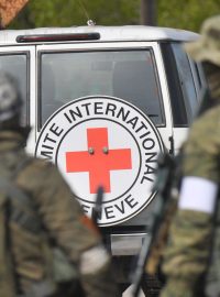 Mezinárodní výbor Červeného kříže se podílel na evakuacích lidí z Azovstalu okupovaného ruskou armádou