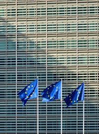Evropské vlajky před budovou Evropské komise