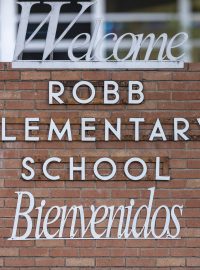 Základní škola v Texasu, na níž útočník zavraždil 19 dětí a 2 učitelky
