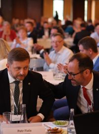 Předseda hnutí STAN Vít Rakušan a místopředseda Jan Farský, který je pověřený přípravou eurovoleb, fotografie z republikového sněmu v roce 2022