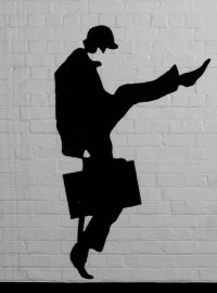 Murál v britském Norfolku zachycující švihlou chůzi ze skeče komediální skupiny Monty Python