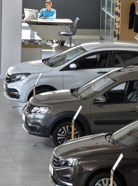 U prodejců automobilů Lada si nyní lze tyto vozy objednat jen v bílé, černé a tmavozelené barvě