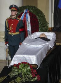 Čestná stráž u rakve s tělem Michaila Gorbačova
