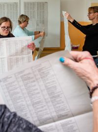 Členové volební komise okrsku 77 v Hradci Králové sčítají výsledky po ukončení voleb do zastupitelstva města