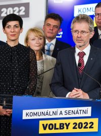 Miloš Vystrčil (uprostřed), lídři Spolu a další zvolení senátoři za koalici středopravicových stran