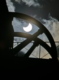 Částečné zatmění Slunce nad historickou těžní věží bývalého černouhelného dolu Simson ve Zbýšově na Brněnsku