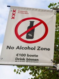 Vývěsky, které v Amsterodamu varují lidi, aby nepili a nemočili na veřejnosti