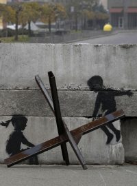 V Kyjevě Banksyho dílo zobrazuje dvě děti sedící na „ježku“, tedy protitankové překážce, kterou používají jako houpačku