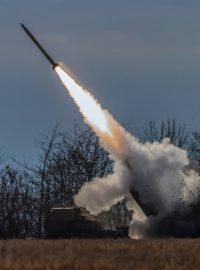 Ukrajinci pálí z raketometu HIMARS nedaleko Chersonu (7. listopad 2022)