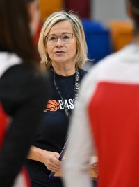Trenérka českých basketbalistek Romana Ptáčková hovoří na tréninku před pokračováním kvalifikace o postup na mistrovství Evropy 2023