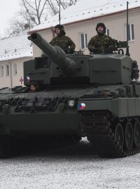 Armáda ve středu v Přáslavicích na Olomoucku převzala první z tanků Leopard, které Česku za vojenskou pomoc Ukrajině věnovalo Německo.