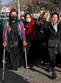 Ženy v Afghánistánu během protestu proti zákazu vzdělávání žen na univerzitách