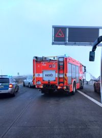 V mlze na D1 před Brnem bouralo 23. prosince 2022 při několika nehodách podle hasičů 40 aut