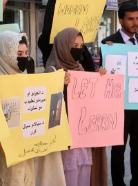 Ženy protestují proti tomu, že jim Tálibán zakázal vstup na univerzity. Teď nesmí chodit ani pracovat do nevládních organizací