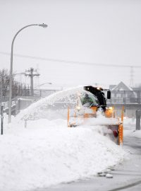 Sněhová fréza odstraňuje sníh v Hamburku ve státě New York