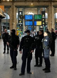 Na pařížském nádraží útočník pobodal šest lidí, včetně policisty