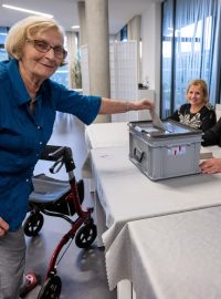 Klienti hlasují v pražském Senior Centru Štěrboholy v prvním kole prezidentských voleb