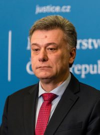 Ministr spravedlnosti Pavel Blažek (ODS) zruší jednu celou sekci svého úřadu. Plánuje tím ušetřit na platech 4 miliony ročně