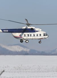 V poledne, před odletem do vlasti, Zeman ještě vyrazil ve vrtulníku z popradského letiště na vyhlídkový let nad Tatrami