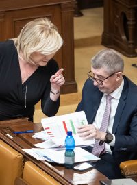 Alena Schillerová a Andrej Babiš na jednání Poslanecké sněmovny