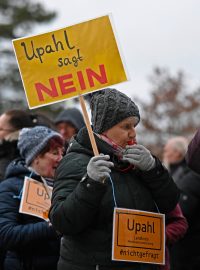 Obyvatelé vesnice Upahl v severním Německu protestují proti plánovanému ubytovacímu zařízení pro uprchlíky