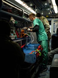 Sanitka na Ukrajině podává raněným vojákům první lékařskou pomoc