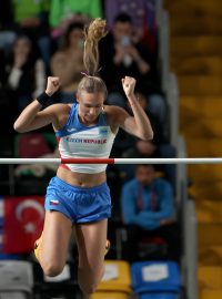 Amálie Švábíková při zdařeném pokusu ve finále halového mistrovství Evropy