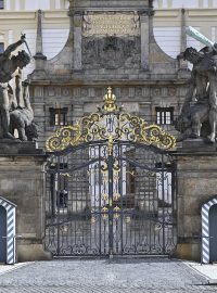 Brána gigantů na Pražském hradě byla zavřená od půlnoci, kdy skončil mandát prezidentovi Miloši Zemanovi. Otevřela se až před Petrem Pavlem krátce před polednem