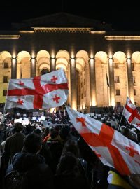 Před parlamentem v Tbilisi se shromáždili příznivci gruzínské opozice vyzývající vládu, aby následovala „prozápadní“ cestu