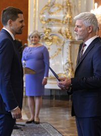 Prezident Petr Pavel (vpravo) jmenoval Petra Hladíka (KDU-ČSL) ministrem životního prostředí