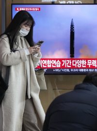 Televize vysílající archivní záběry odpálení severokorejské rakety