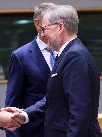 Na summitu lídrů Evropské unie se předseda vlády Petr Fiala vítal s předsedou Evropské komise Charlesem Michelem