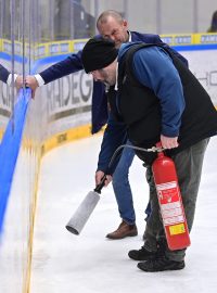 Oprava poškozeného ledu během utkání play-off mezi Kometou Brno a Vítkovicemi