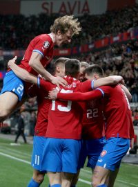 Čeští fotbalisté se radují z gólu v úvodním zápase proti Polsku