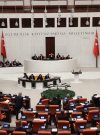 Turecký parlament schvalující přijetí Finska do NATO