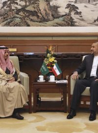 Íránský ministr zahraničí Hosejne Amírabdolláhján se v Pekingu setkává s ministrem zahraničí Saúdské Arábie princem Fajsalem bin Farhán Saúdem