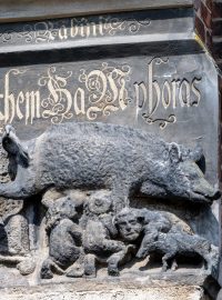 Kontroverzní protižidovský reliéf na kostele ve Wittenbergu