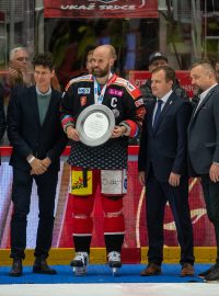 Radek Smoleňák s cenou za druhé místo v hokejové extralize